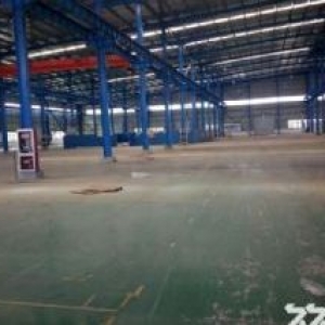 汊河开发区4跨6500平厂房出租高12米，有行车，可分租&#