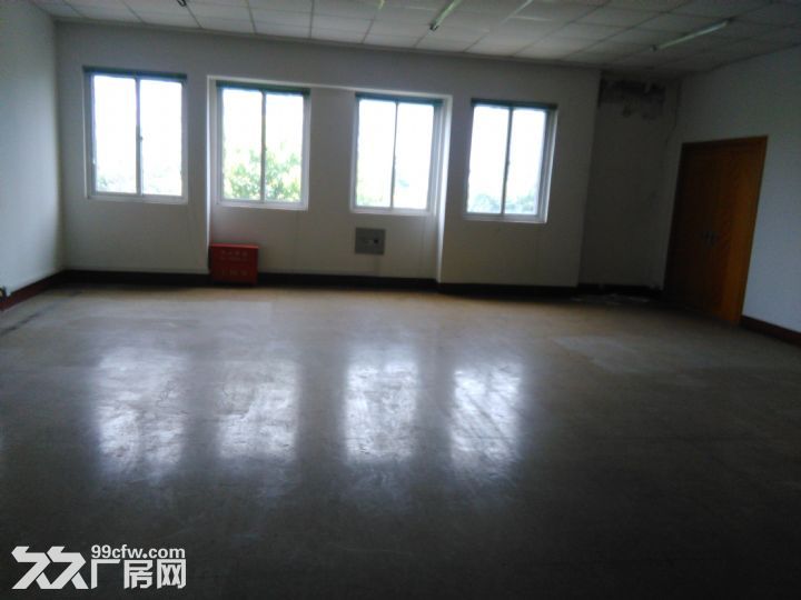 开发区楼上厂房出租，有货梯。 面积500−−3000平方米，