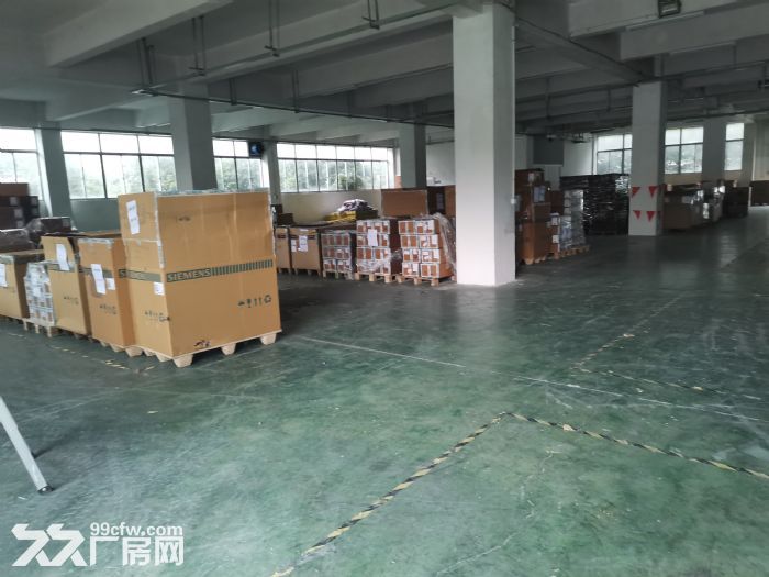 一楼2400平厂房出租，高5米，适合电子，电柜，印刷，仓库等，另有2楼2400平