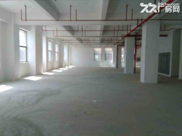 秣陵2000平米厂房出租。交通方便，大车好进。厂房为多层结构